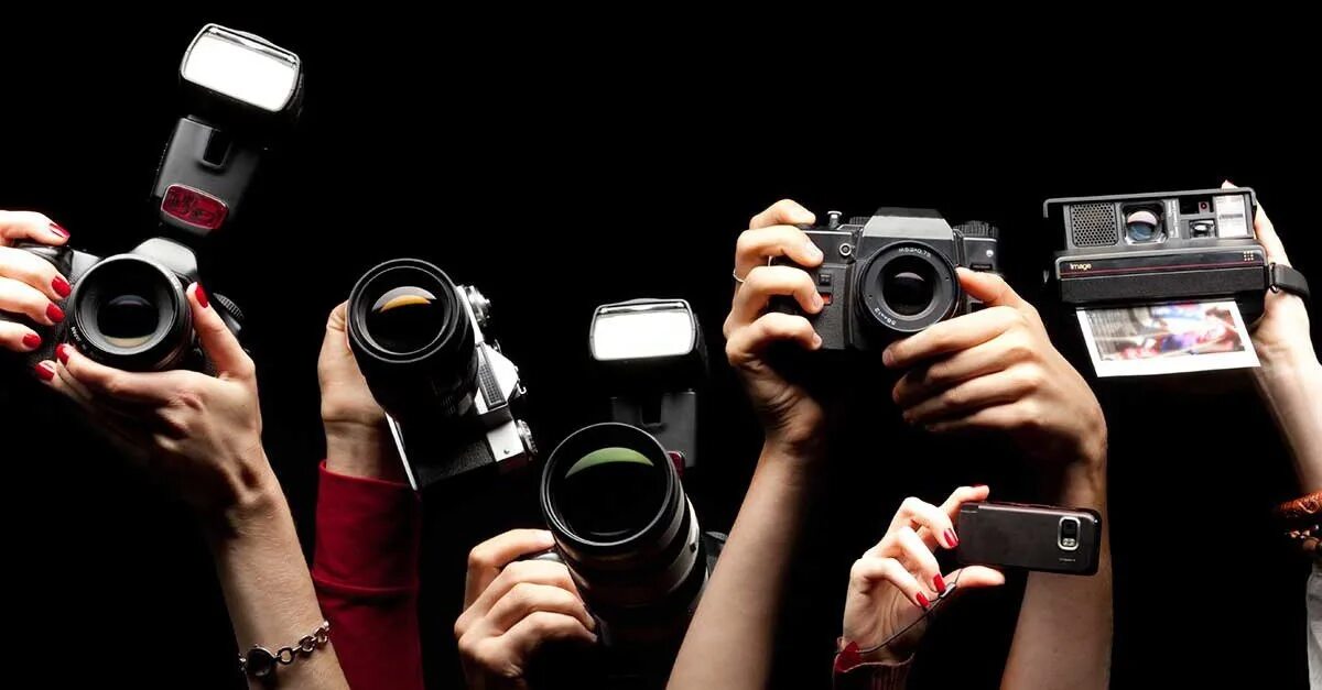 Камера друг. Фотограф фотографирует людей. Обложка для группы фотографа. Журналисты фотографируют. Папарацци с фотоаппаратом.