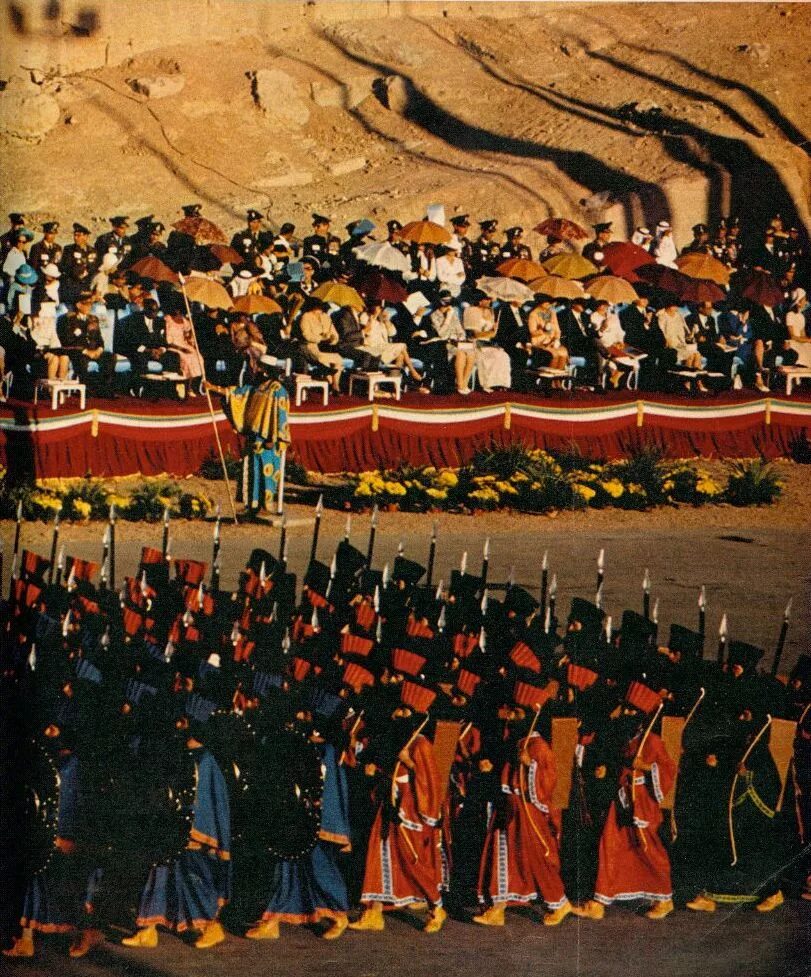 иранский монархический титул. мохаммед реза шах. корона шаха реза пехлеви. династия пехлеви. празднование 2500-летия персидской империи в тегеране.