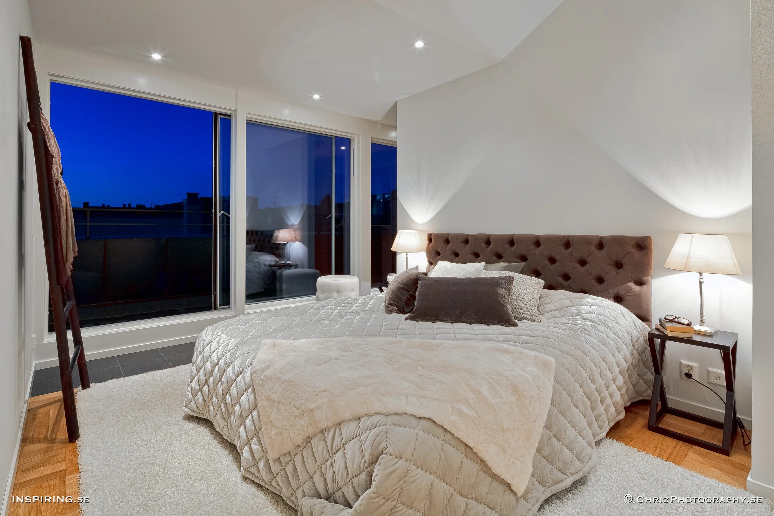 Спальня с большой кроватью. Спальня с панорамными окнами. Спальни в пентхаусе. Комната с большой кроватью.