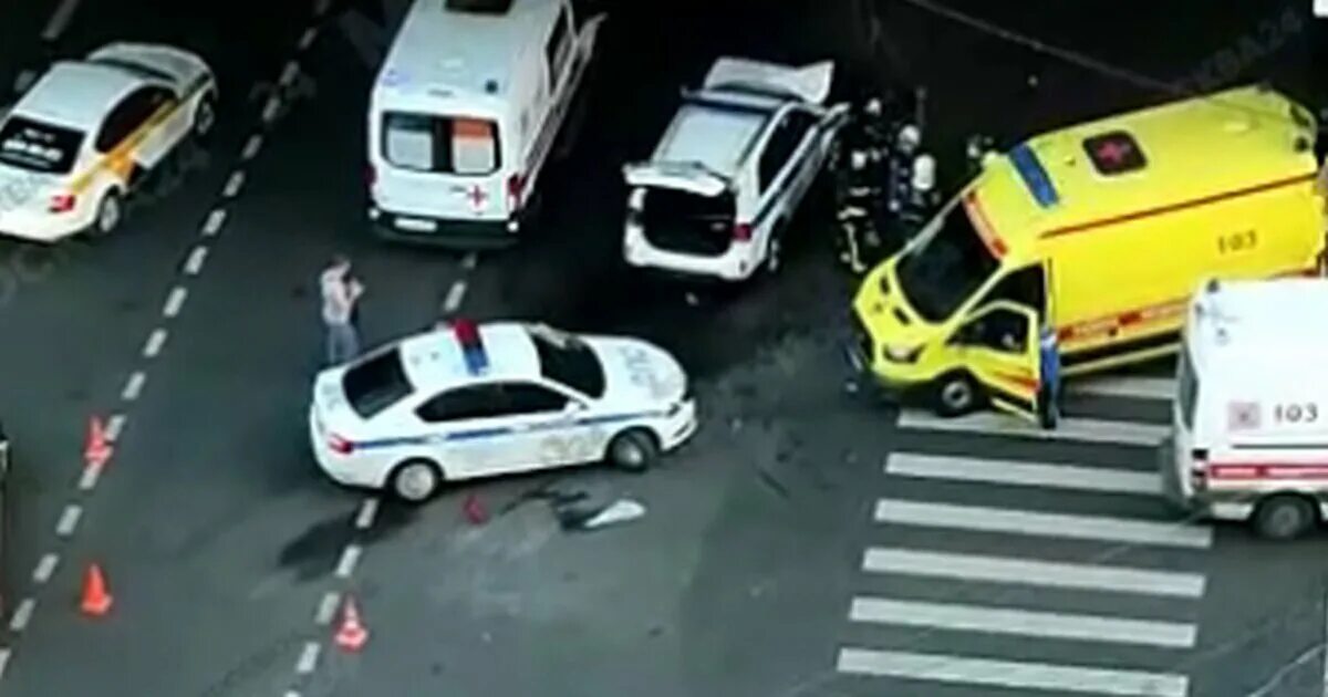 Милиция и скорая столкнулись. Авария с полицейской машиной в Москве. Полицейская машина со скорой врезались. Полицейская машина врезалась