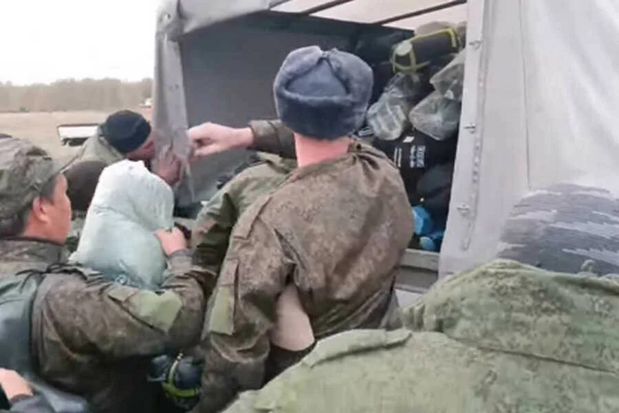 Мобилизованные из Хакасии в Омске. Омск мобилизованные живут в палатках. 195 Тысяч мобилизованным. Мобилизованные жесткие кадры.