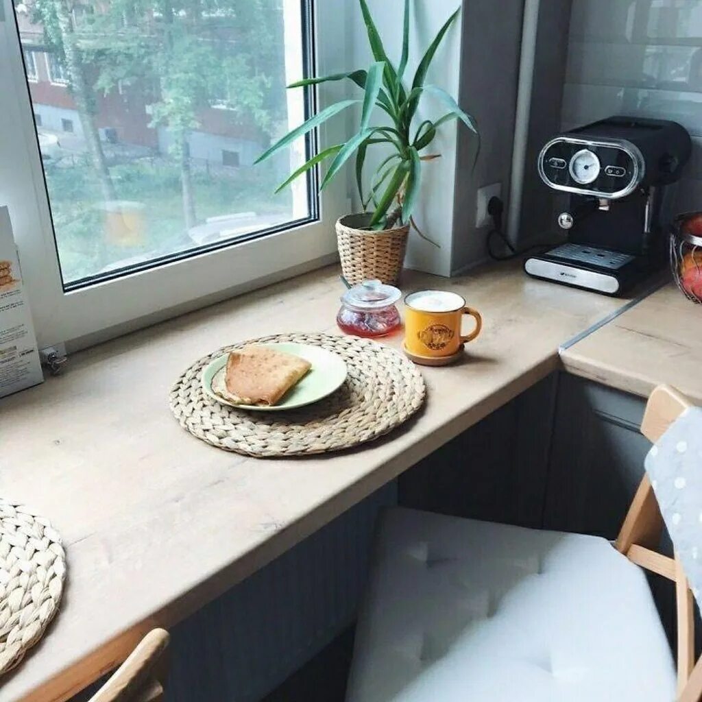 Подоконник из слэба дуба. Что можно вместо подоконника. Подоконник-столешница на кухне. Подоконник-стол. Подоконник акрил st-101.