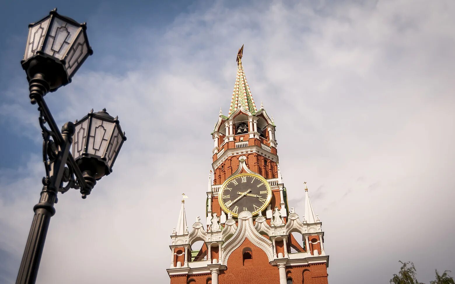 Московский Кремль часовая башня. Спасская башня Кремля. Москва Кремлевская бошня с часами. Кремль часовая башня 12 00. Башня кремля на которой были установлены часы