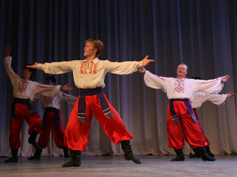 Украинский ансамбль гопака. Украинский танец Гопак. Гопак в присядку. Гопак костюмы.