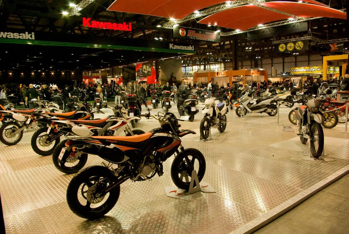 Мотосалон Kawasaki. Rolling Moto мотосалон. Мотосалон огромный. Мотосалон внутри. Роллинг мото фото