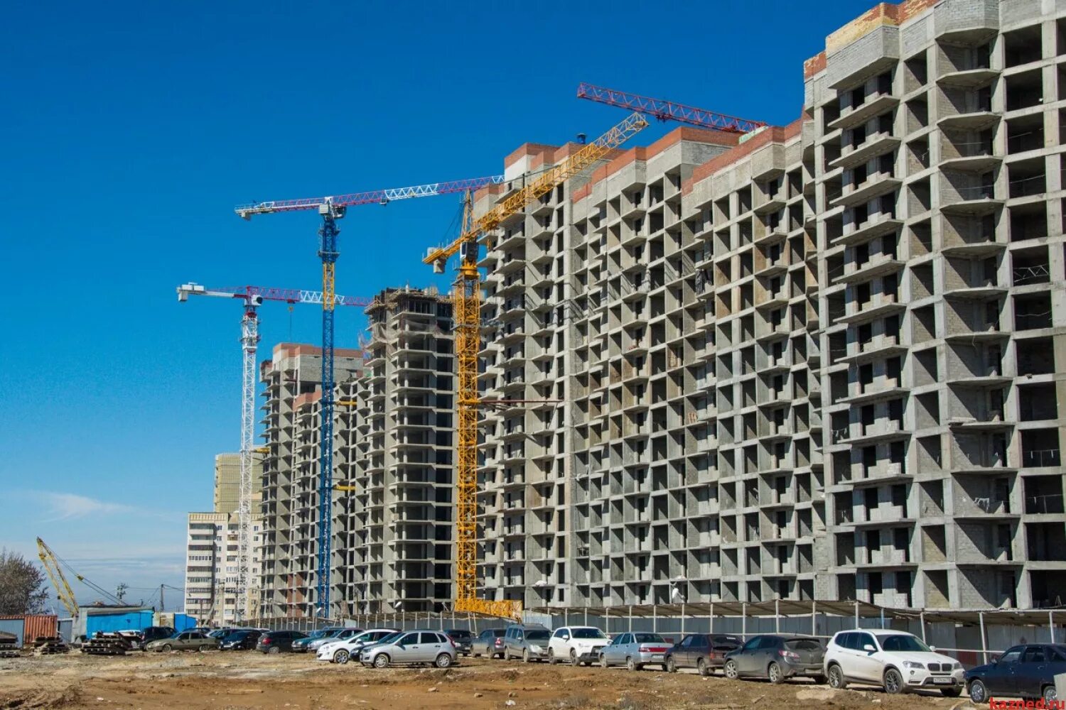 Стройка домов. Первичное жилье. Монолитное здание. Строящийся дом. Стройка домов.