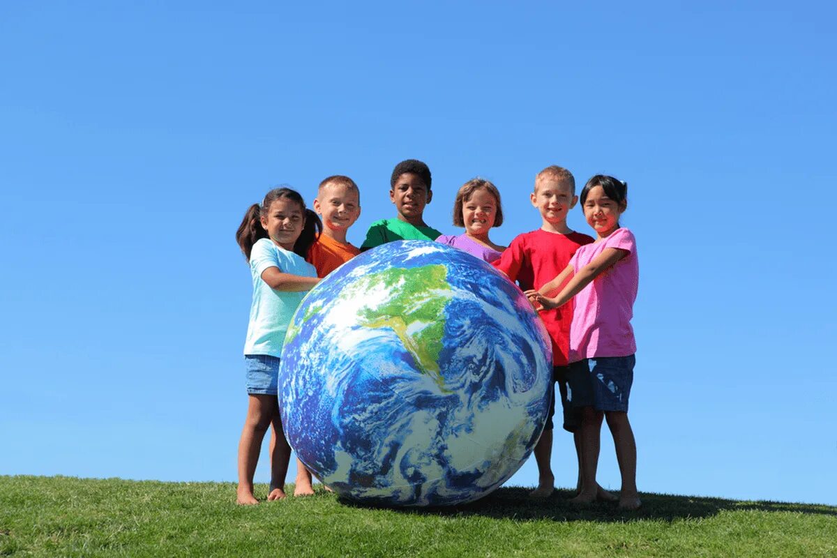 В среду другой страны. Планеты для детей. Земной шар для детей. Земной шар с людьми. Планета людей.