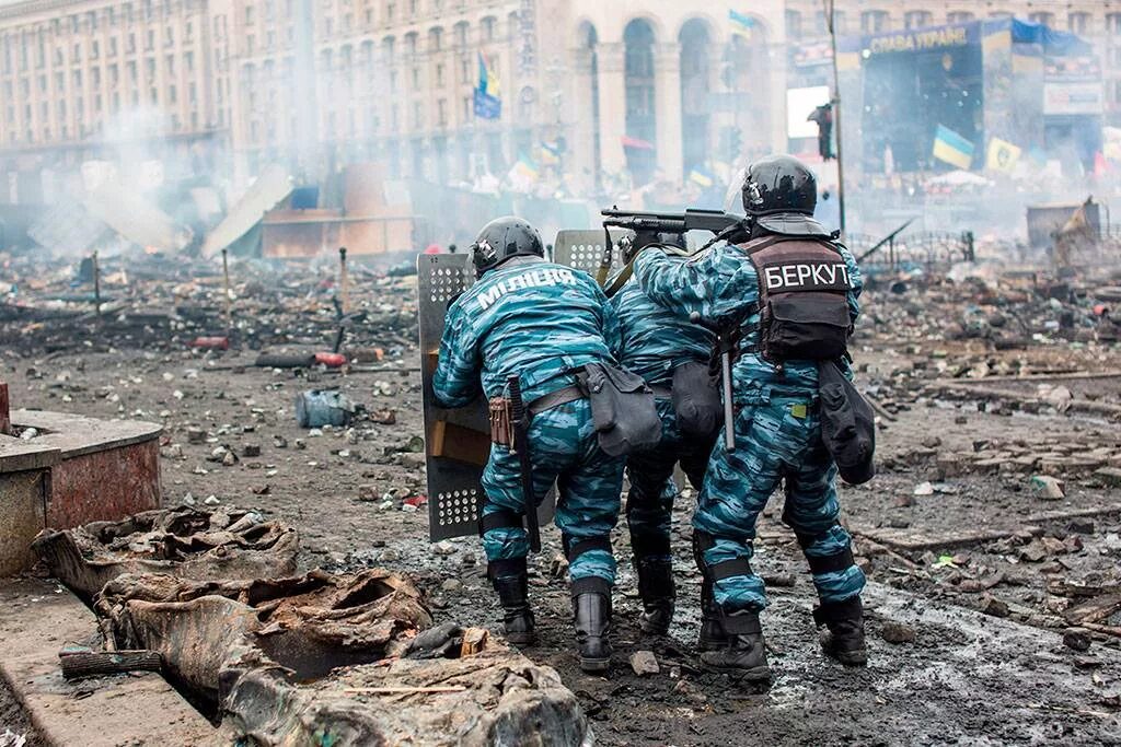 Сколько погибло беркута на майдане. Беркут Украина Майдан на Украине в 2014. Майдан на Украине в 2014 Беркут.