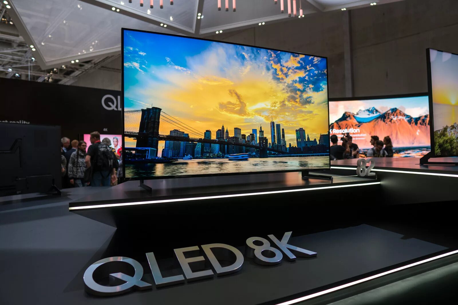 Samsung QLED 8k. Samsung TV 8k. Телевизор самсунг QLED 8к.