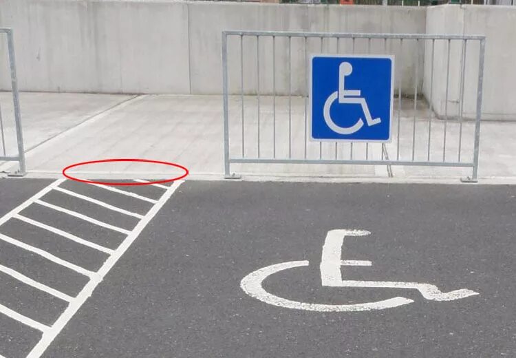 Машиноместо инвалидам. Парковочное место для инвалидов. Место для инвалидов на парковке. Знак парковка для инвалидов. Разметка автостоянки для инвалидов.