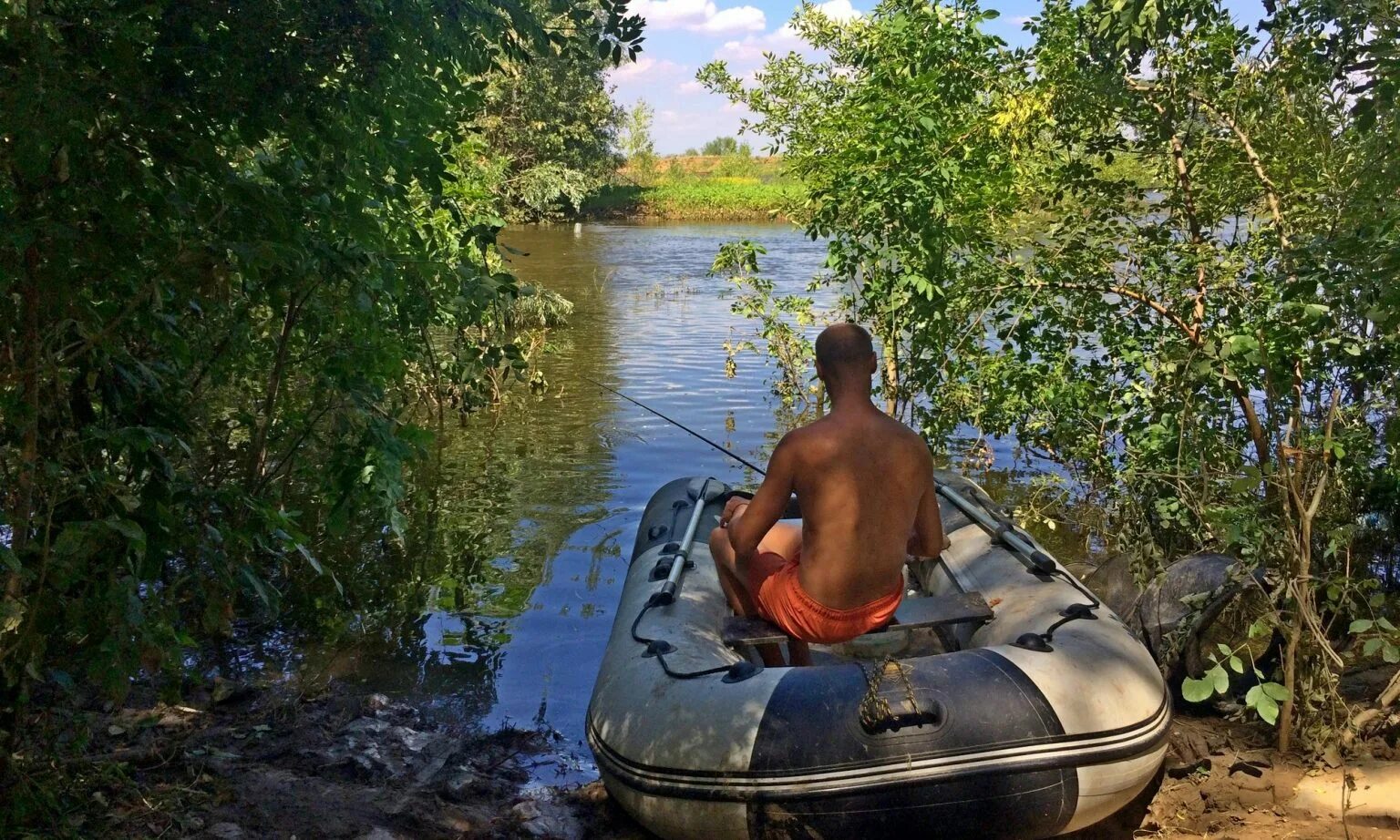 Вода в ахтубе сегодня. Дикий пляж на речке. Уровень воды Ахтуба. Уровень воды в Ахтубе у Ахтубинска. Фото на пляжах Ахтуба.