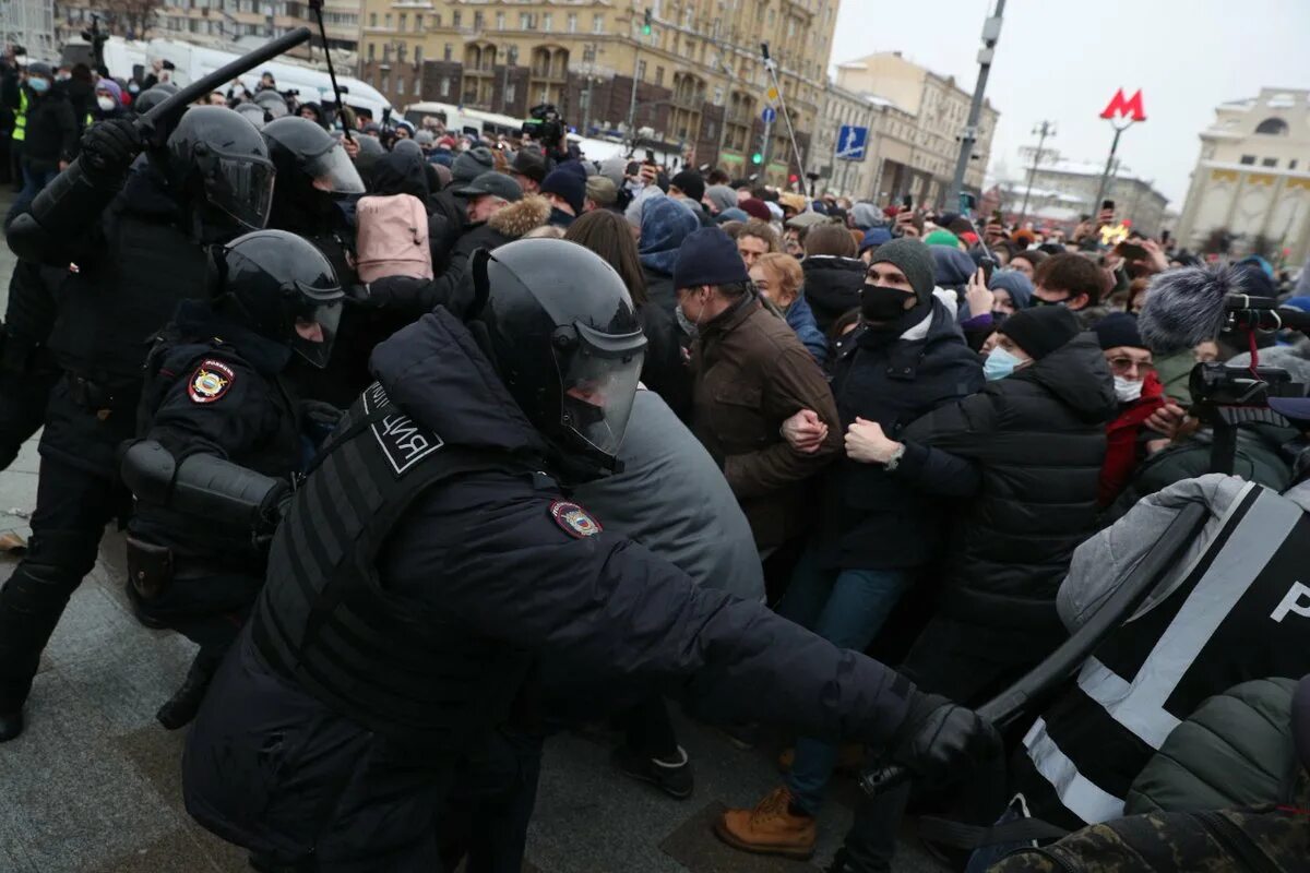 Спецназ на митинге. Митинги в Москве столкновение с полицией. ОМОН на Пушкинской площади.