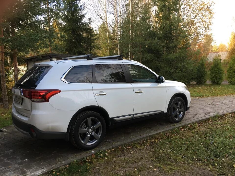 Белый Outlander 3 r18. Mitsubishi Outlander 3 на 16 дисках. Outlander XL диски от Outlander 3. Мицубиси Аутлендер диски 2015.