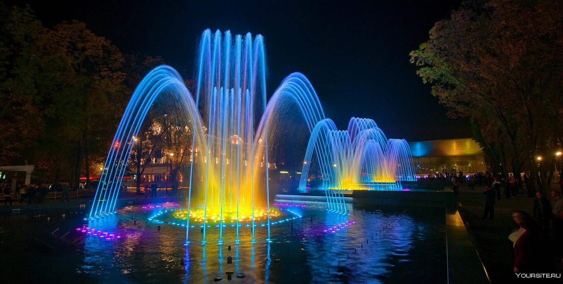 Где в городе краснодаре. Свято Екатерининский фонтан Краснодар. Фонтан на театральной площади Краснодар.