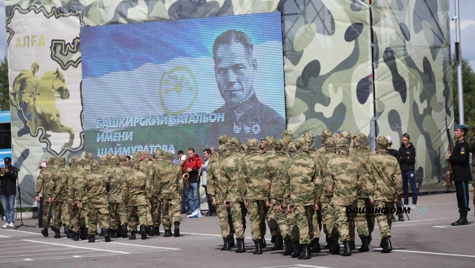 Башкирии боец. Батальон имени шаймуратова. добровольческий батальон шаймуратова. батальон добровольцев из башкирии. батальон шаймуратова в уфе.