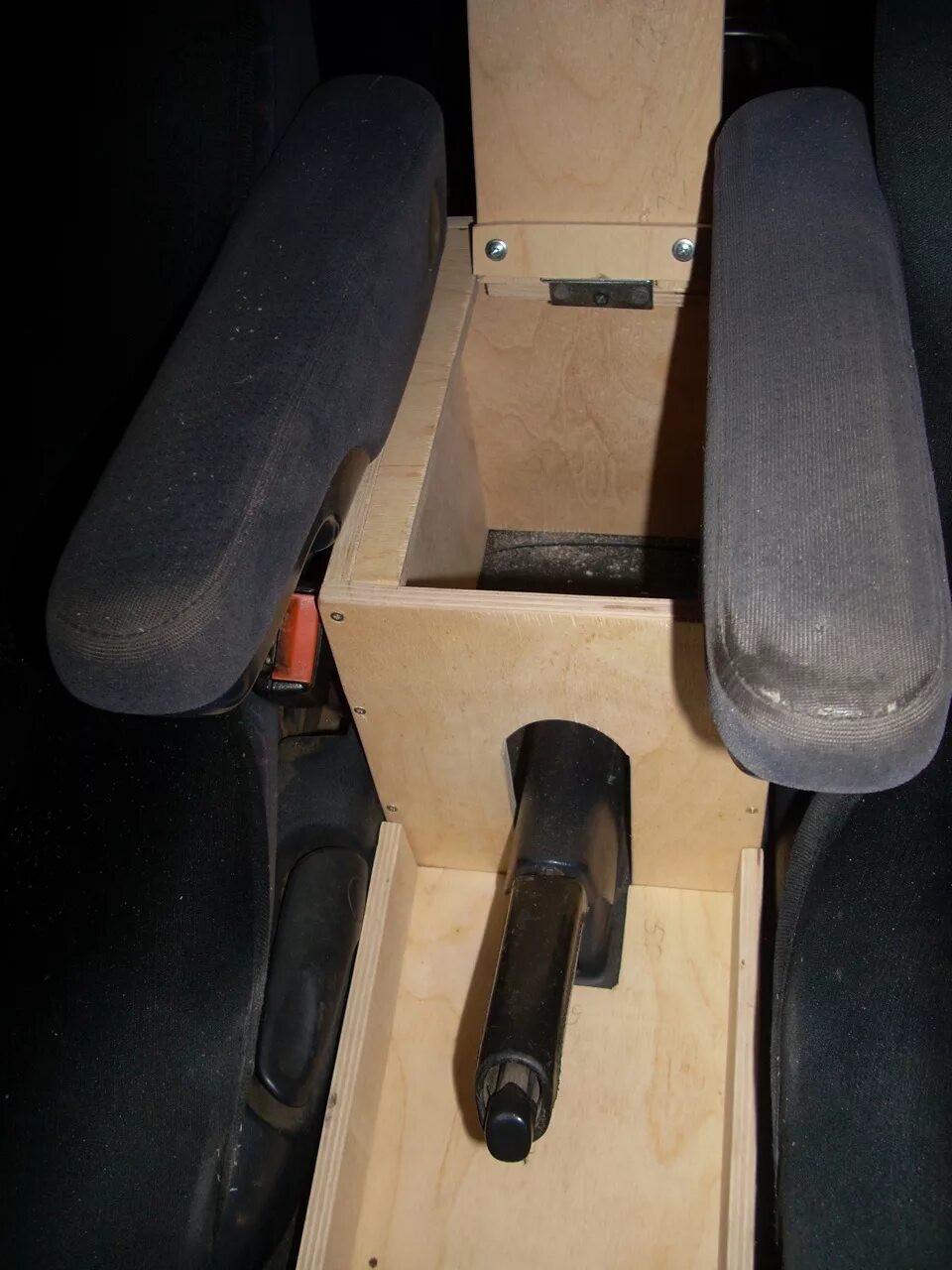 Стул деревянный с подлокотниками. Подлокотник кресла своими руками. Подлокотник кресла своими руками. Самодельный компьютерный стул. Обшить кресло.