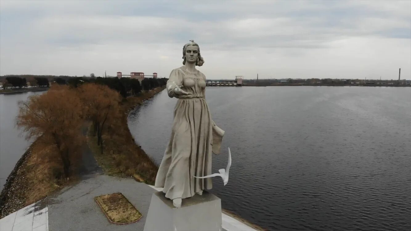 Река мать вод. Мать-Волга Рыбинск. Волга мать река. Волга Матушка река широка и Глубока. Мать Волга памятник.