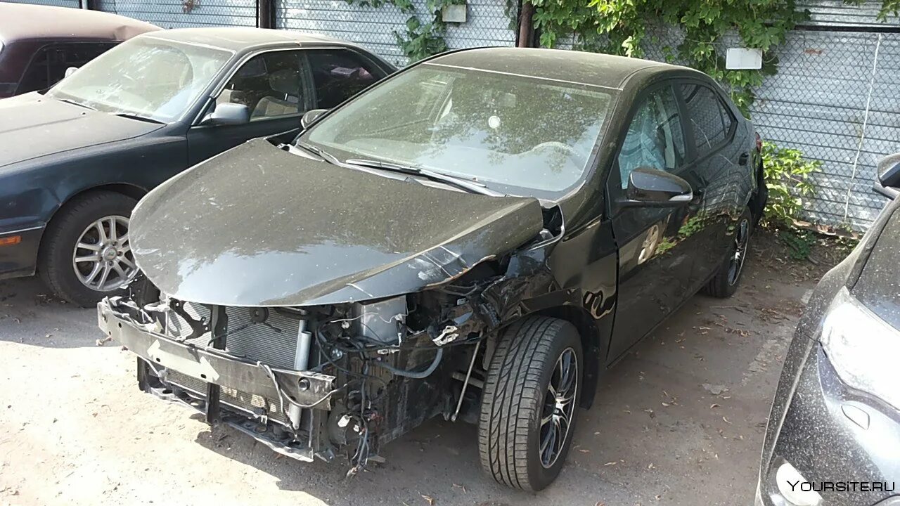 Авто с пробегом битые. Битые машины. аварийный автомобиль. аварийные битые машины. побитые машины.