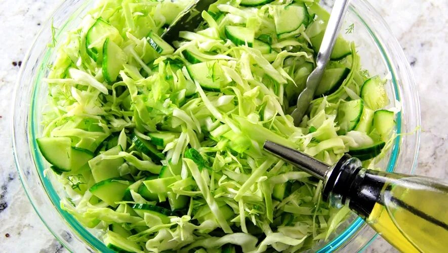 Салат с маслом растительным. Салат с капустой и огурцом. Салат из капусты и огурцов. Овощной салат с подсолнечным маслом.