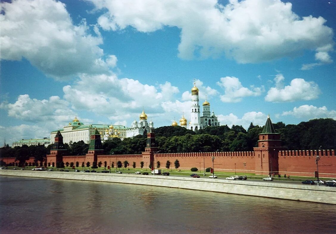 Крепость Кремль Москва. Московский Кремль крепость в центре Москвы. Московский Кремль – самая большая в мире Средневековая крепость.. Кремль картинки.