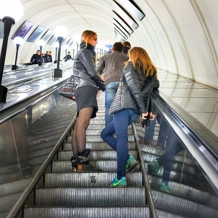 Встретимся в метро. Девушка наиэскалаторе. девушка на эскалаторе. девушка на эскалаторе в метро. люди на эскалаторе в метро москва.