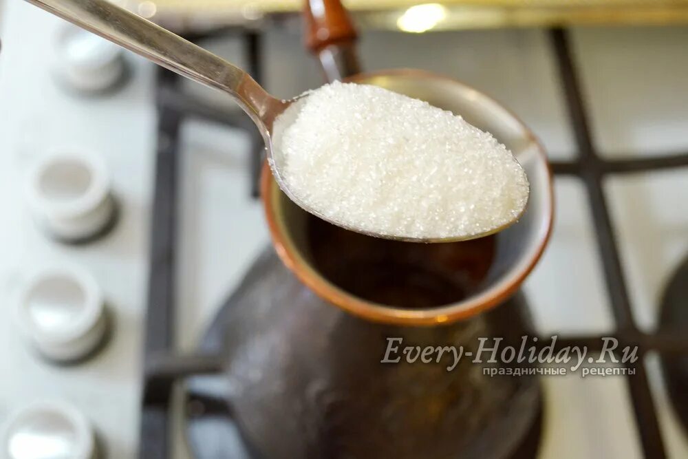 Можно ли добавить сахар в кофе. Чашка чая с сахаром. Можно ли добавлять в кофе корицу. Чай с сахаром. Кофе без сахара.