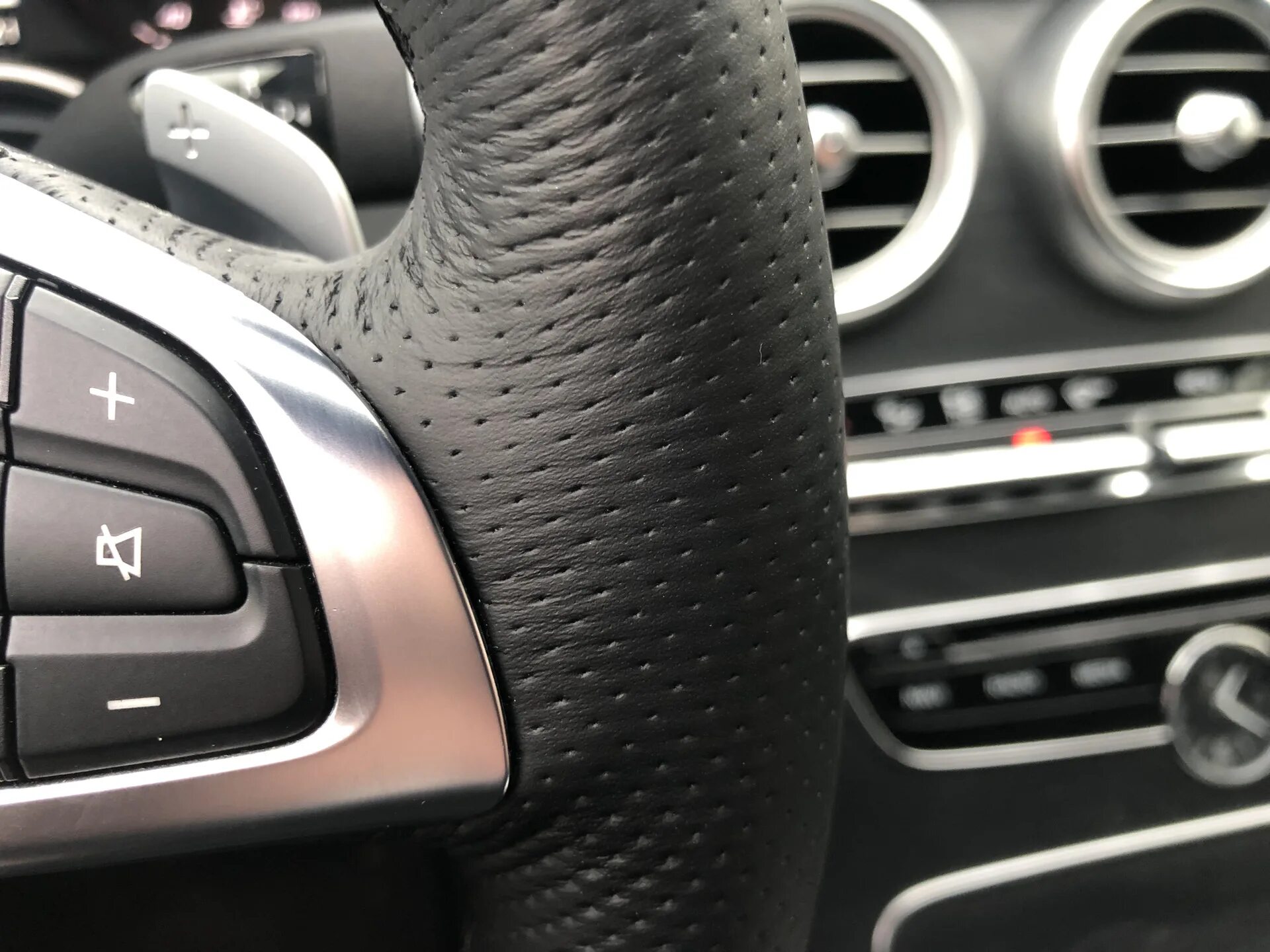 Обогрев руля mercedes gle 400d. Где находится подогрев руля. Где находится подогрев руля. Кнопка подогрева руля мерседес ml350. Подогрев руля на мерседес glc.