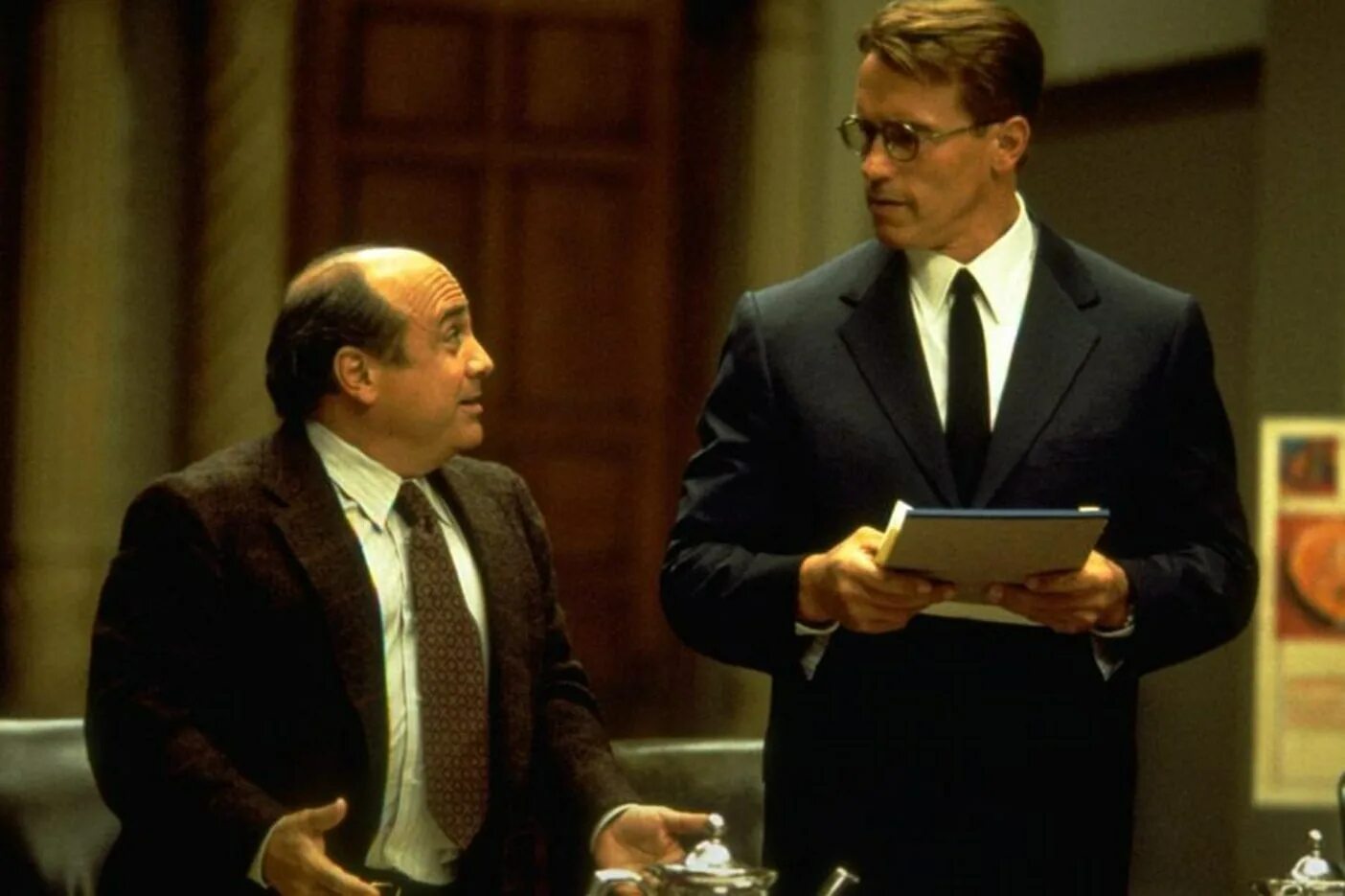 Джуниор junior. Арнольд шварценеггер джуниор. Джуниор junior. Арнольд шварценеггер джуниор. Джуниор в фильме джуниор.