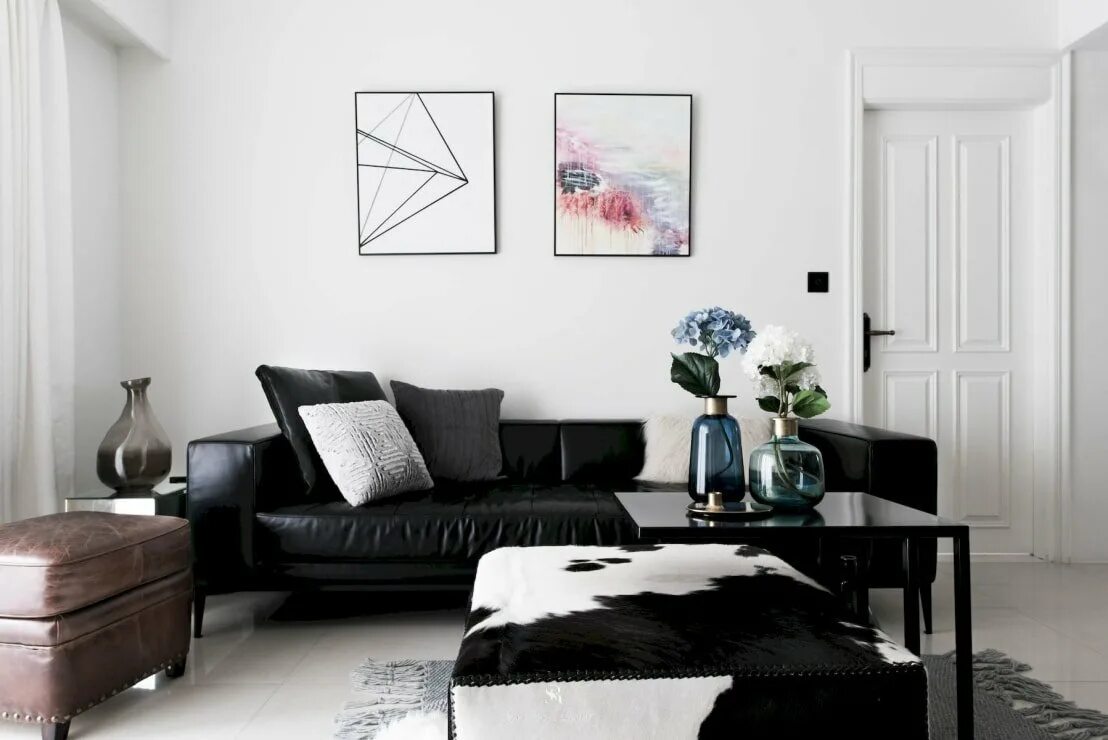 Возле черных белых стен. Черный диван в интерьере. Диван в скандинавском стиле. Черный диван в интерьере гостиной. Темный диван в интерьере.