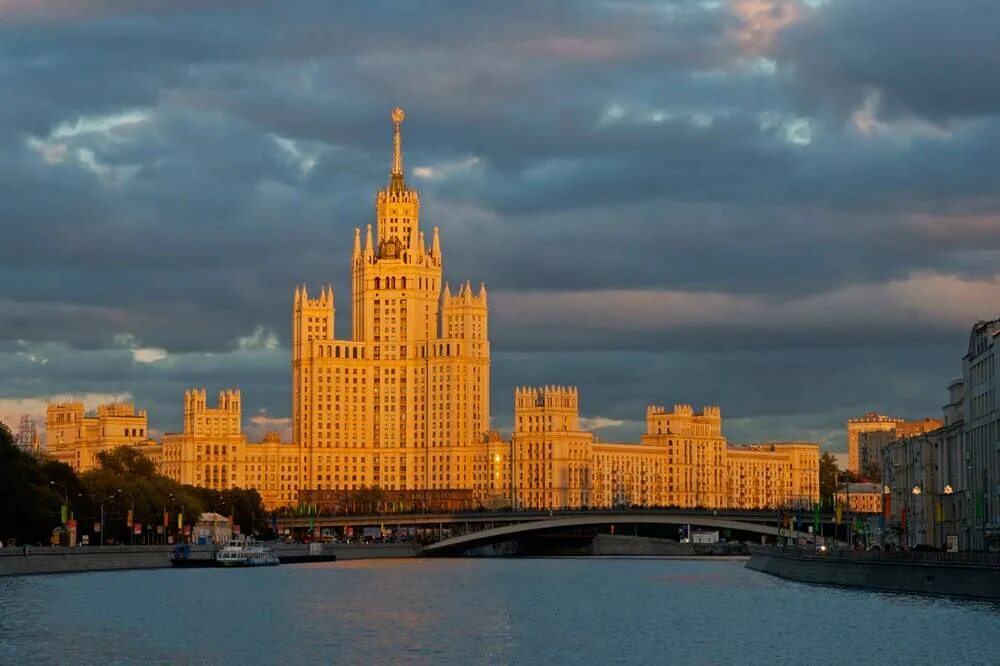 Купить функцию в москве. Высотка на Котельниковской набережной. Москва высотка на Котельнической набережной. Высотка на Котельнической набережной вид с Москва реки.