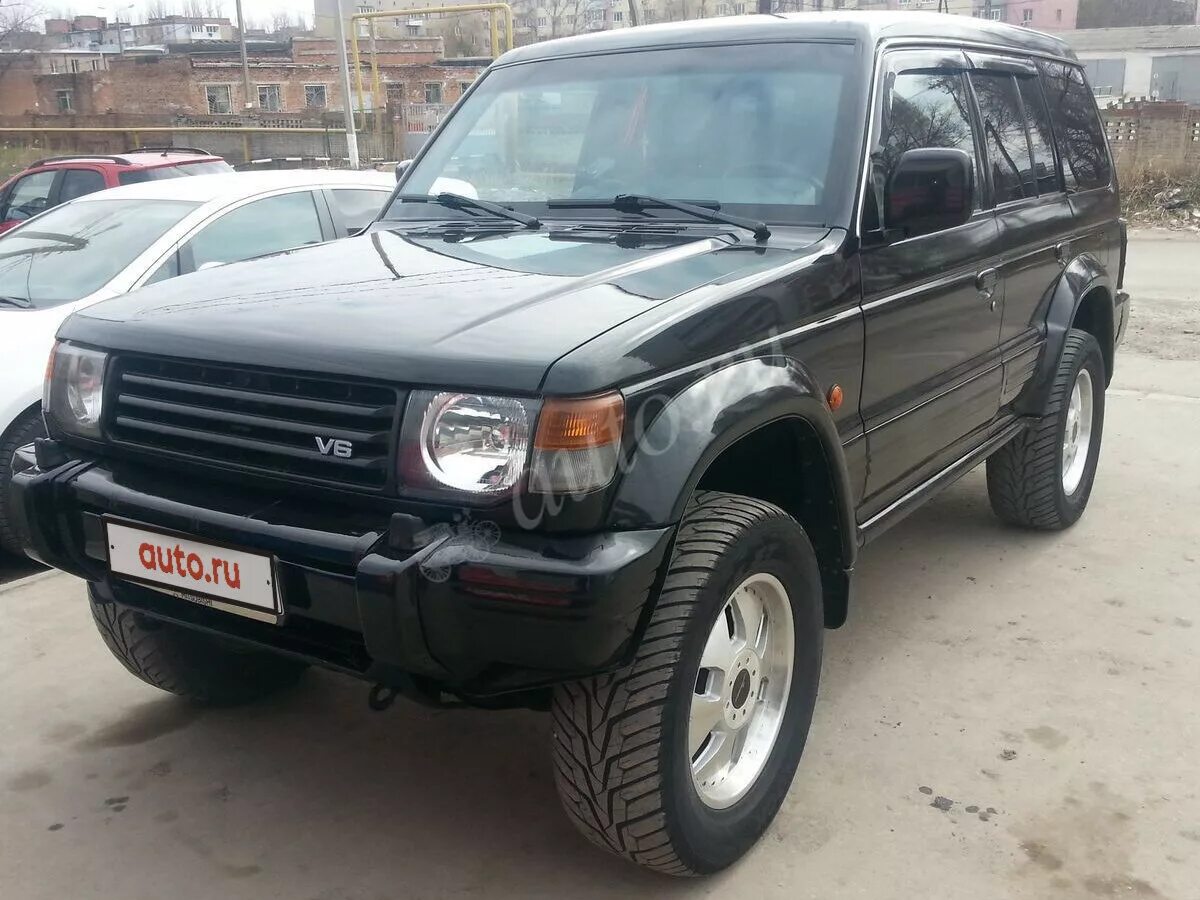 Паджеро б у авито. Митсубиси Паджеро 2 поколения. Mitsubishi Pajero 2 черный. Mitsubishi Pajero 1996 черный. Мицубиси Паджеро 1997.