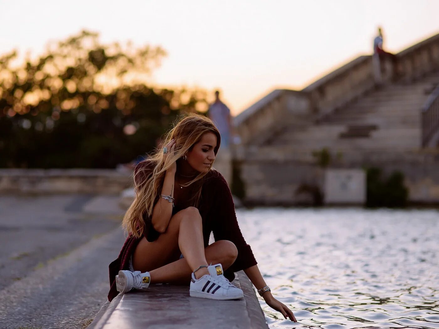 Песня в этом городе девушка жила. Одиночество фэнтези. Девушка за окном дождь. Осенняя печаль. Портрет в ночном городе.