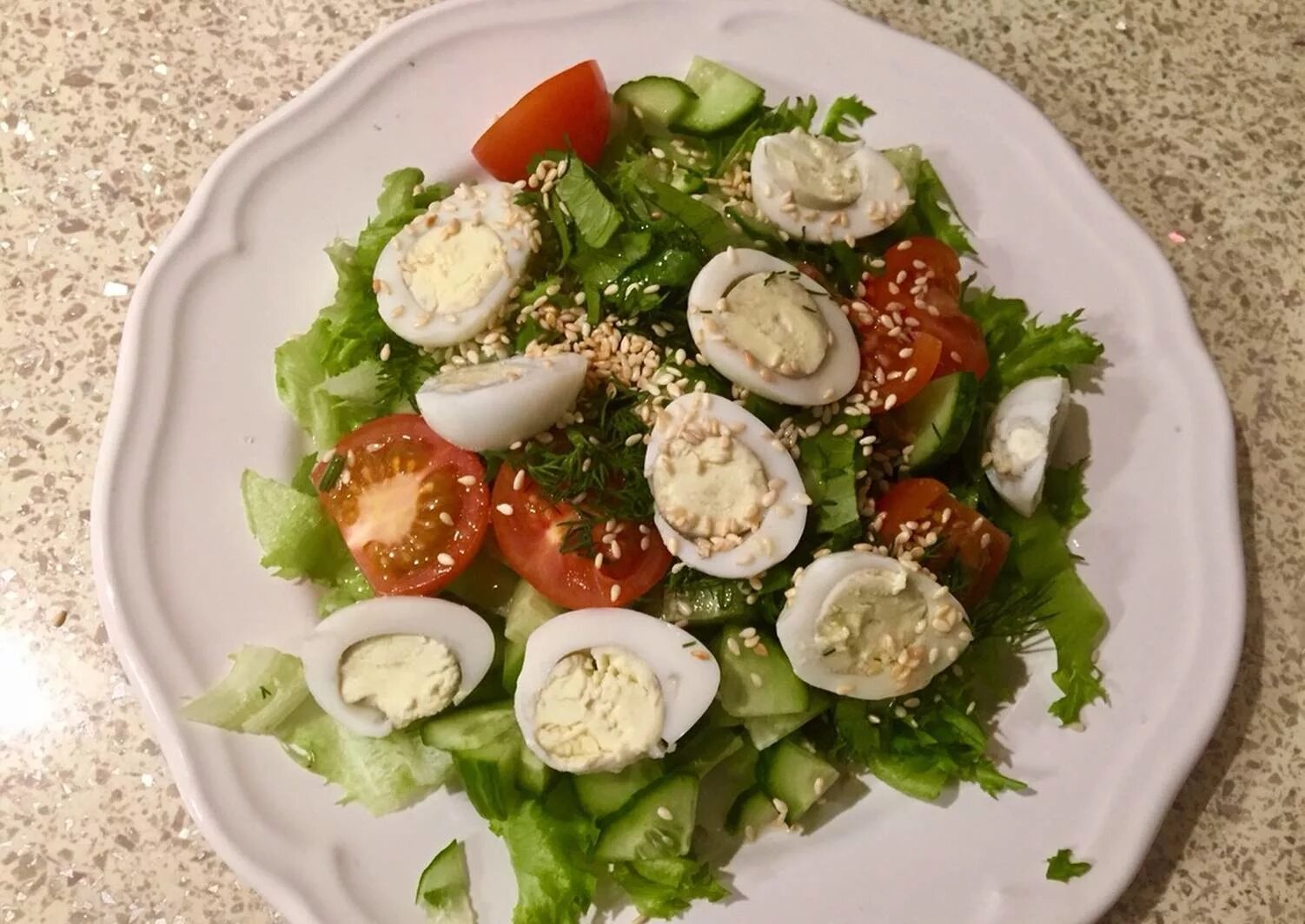 Овощной салат с яйцом. Салат из овощей с яйцом перепелиным. Вкусный салат с перепелиными яйцами. Салат из перепелиных яиц. Салат с перепелиными яйцами и помидорами черри.