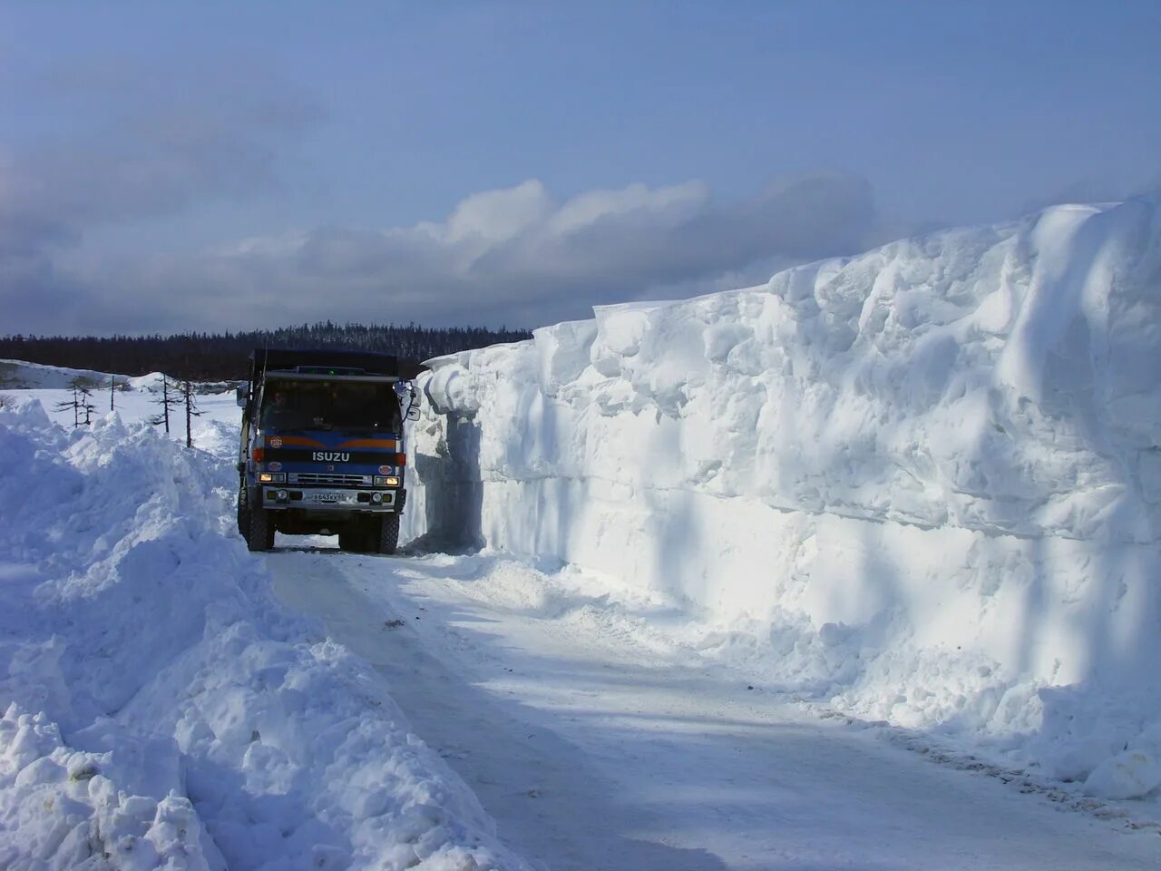 снег на сахалине. сколько снега на сахалине. снежные заносы на сахалине. сахалин завалило снегом. поселок зима сахалин.