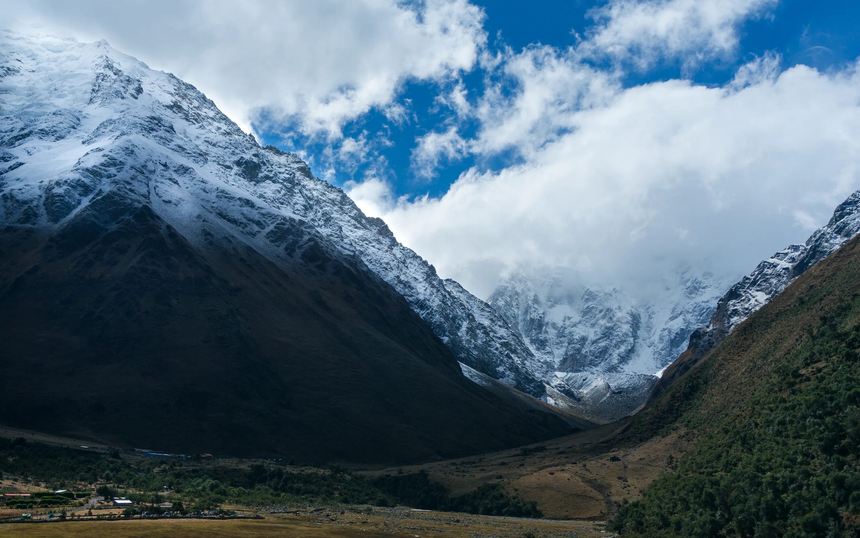Прощайте горы и долины. Перу природа. Горы в облаках. Природа Кыргызстана горы. Горы Алтай высокая облачность..