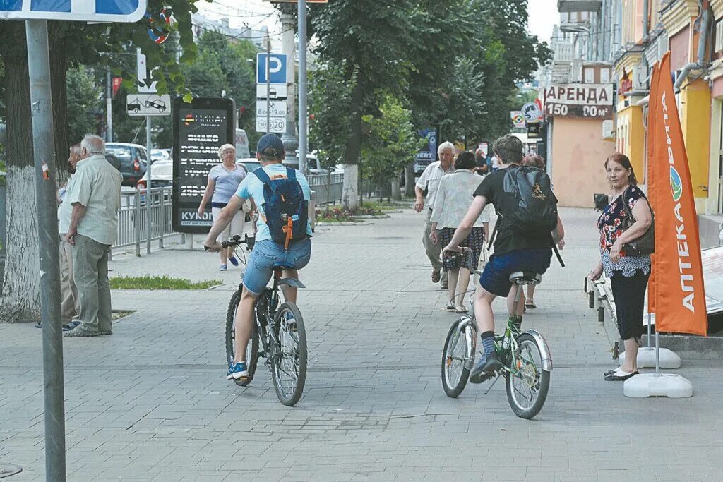 Можно ли по тротуару ездить на велосипеде. Велосипедное движение в городе. Велосипедист и пешеход. Велосипедист на тротуаре. Пешеходный велосипед.