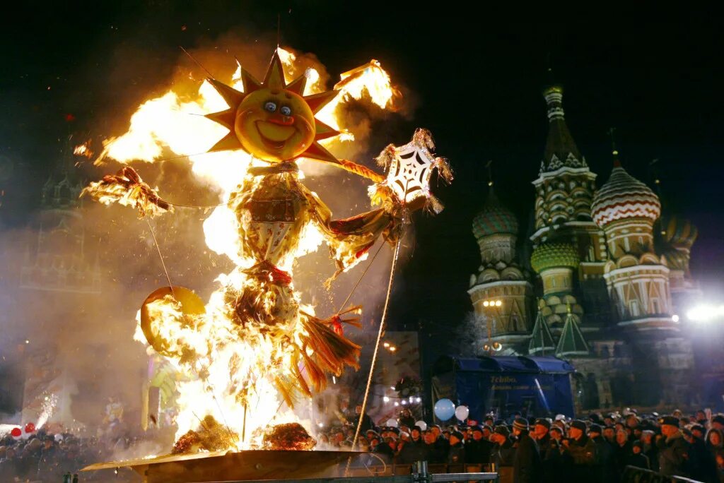 Сожжение масленицы в москве. Праздник Масленица сожжение чучела. Сжигание чучела Масленицы в Москве. Масленица в Москве сожжение чучела. Масленица сжигание чучела на красной площади.