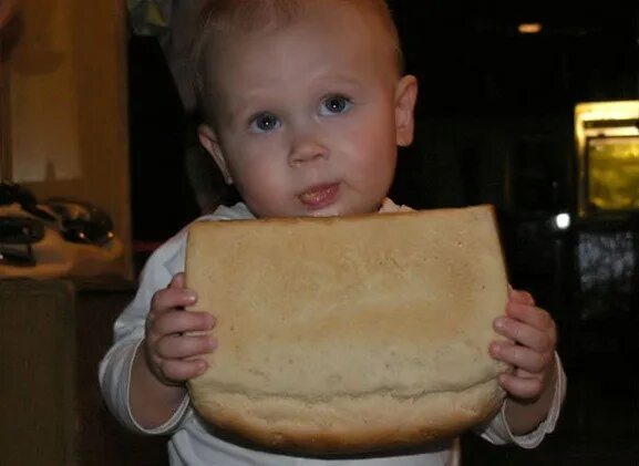 Хлеб для детей. Голодный ребенок ест хлеб. Малыш с хлебом. Ребенок с хлебом счастлив.