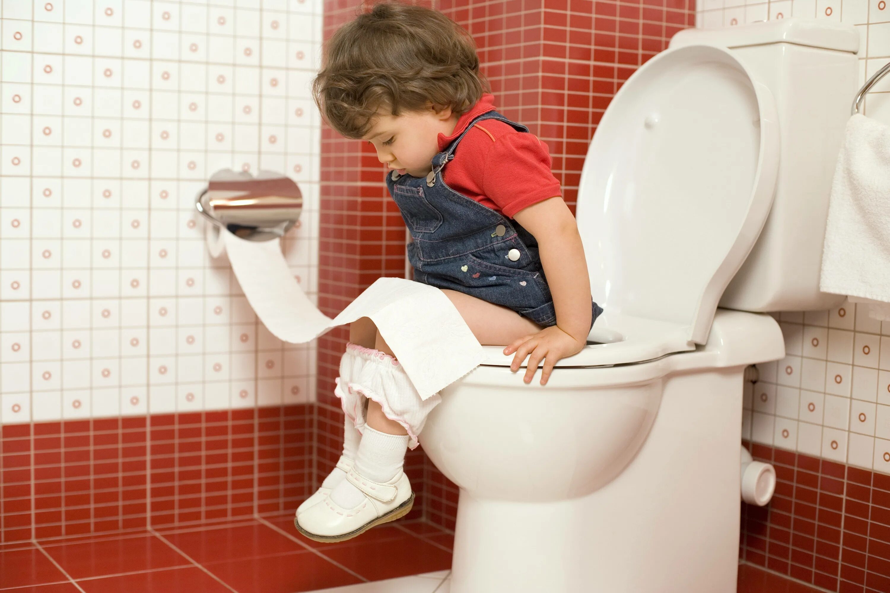 Ребенок на унитазе. Малыш на унитазе. Дети в туалете. Ребенок какает в туалете. Мама пошла туалет