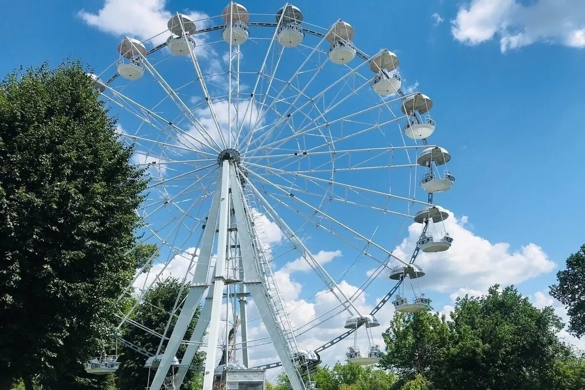 Парк аттракционов курск. Первомайский парк Курск аттракционы. Курск колесо обозрения Первомайский парк. Аттракционы в Курске в Первомайском парке. Парк 1 мая Курск аттракционы.