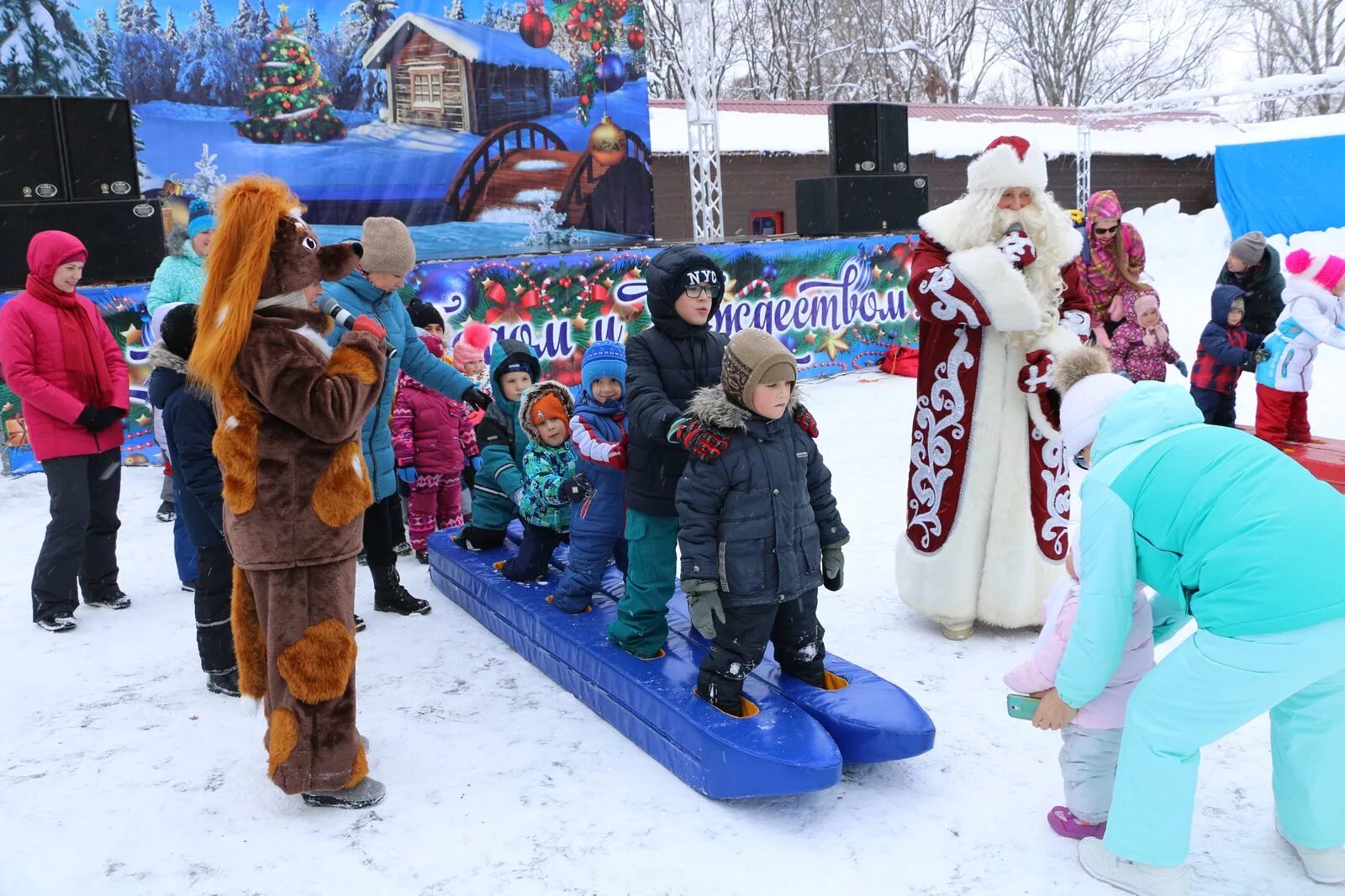 Погода в южно сахалинске в августе. Парк Деда Мороза. Южно-Сахалинск новый год парк. Картодром в парке Южно-Сахалинска. Новый год в парке костюмы.