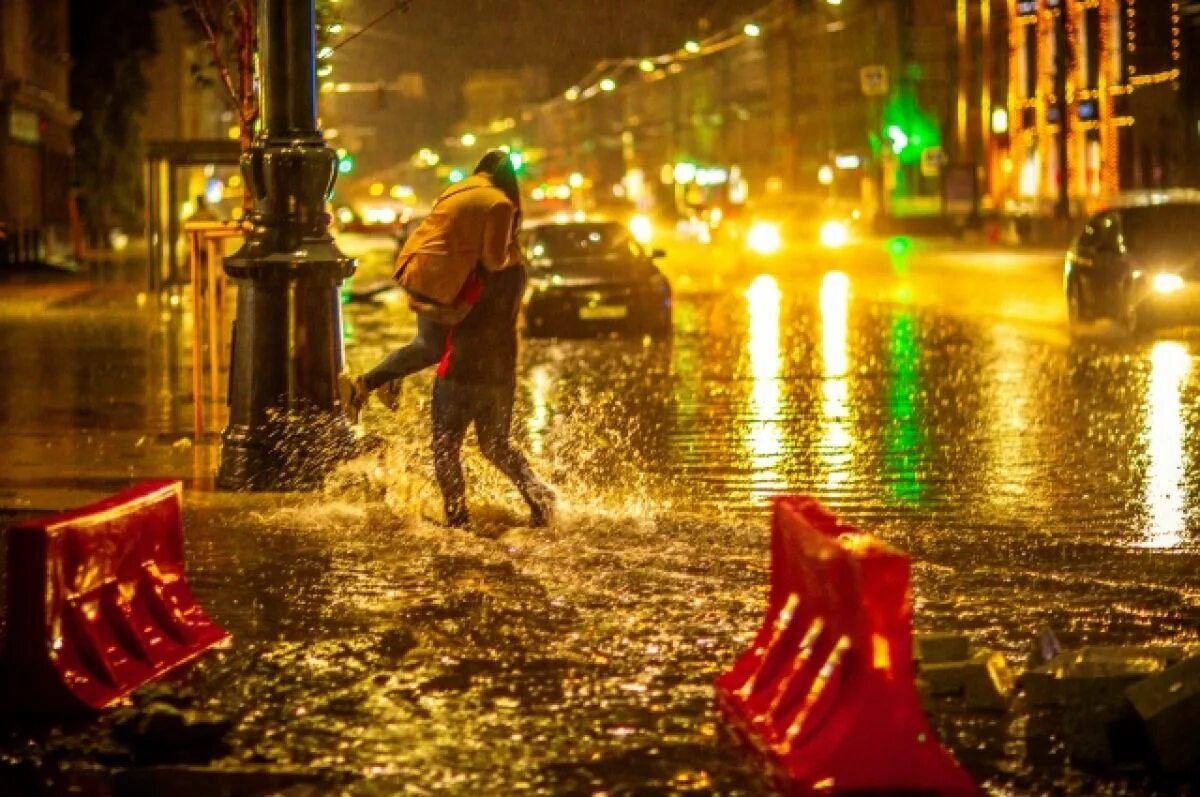 В течение всей ночи лил дождь. Дождь в городе. Дождь на улице. Ночная улица дождь. Дождливый Воронеж.