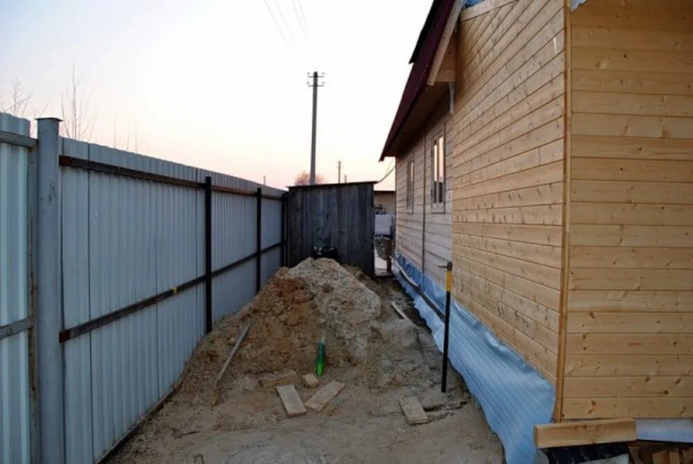 Забор на территории соседа. Между баней и забором. Постройка вплотную к забору. Строения вдоль забора. Дом вплотную к забору.