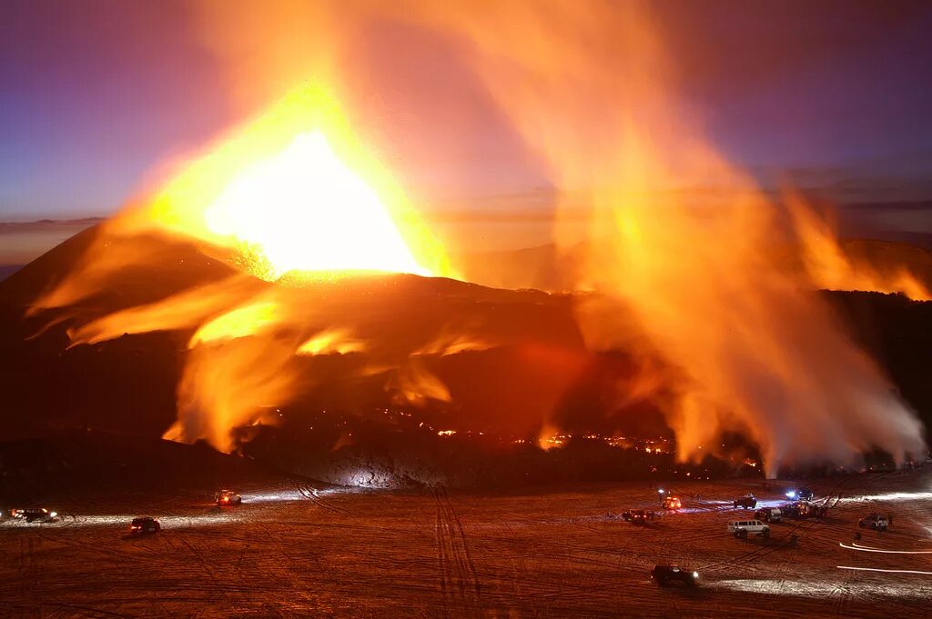 Извержение вулкана в Исландии 2010. Вулкан в Исландии Эйяфьятлайокудль. Извержение вулкана в Исландии Эйяфьятлайокудль. Вулкан Эйяфьятлайокудль извержение 2010. Вулкан начал извергаться