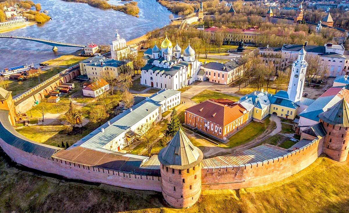 5 древнейших городов россии. Новгородский Детинец Великий Новгород. Крепость Детинец Великий Новгород. Новгородский Кремль/ Детинец (Великий Новгород, Россия). Кремль Детинец в Великом Новгороде.