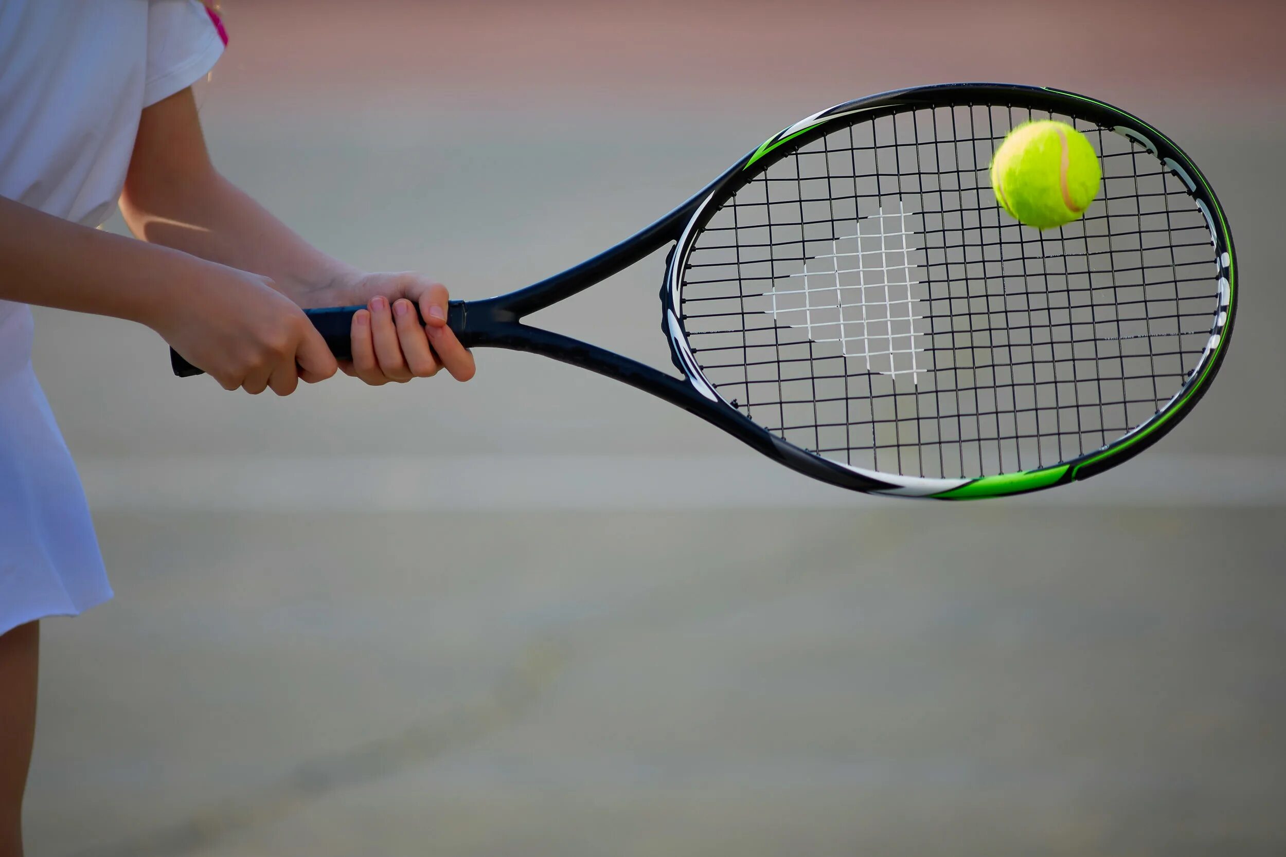 We play tennis when. Теннис 10s. Рука с ракеткой. Теннисная ракетка в руке. Ракетка в руке теннис.