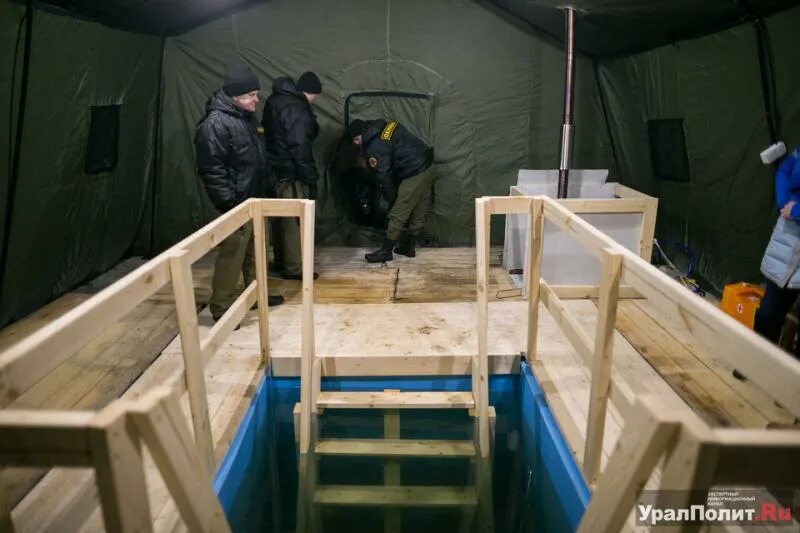 Купели в екатеринбурге. Купели в екатеринбурге на крещение 2025. Купель в елыкаево 2023. Губернатор купается в крещение. Крещенские купания в пос свердловском московской обл на сегодня.