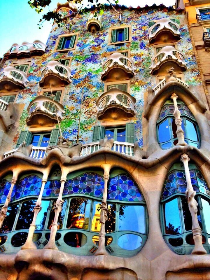 Испания архитектура Антонио Гауди. Педрера Гауди Барселона.