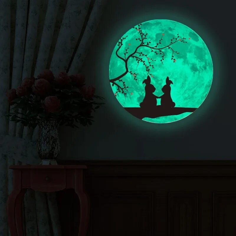 Луна светит в комнату. Украшение окон Луна светящаяся. Лак светящийся в темноте для стен. - Луна светящаяся на столе декор. Луна это люминесценция.