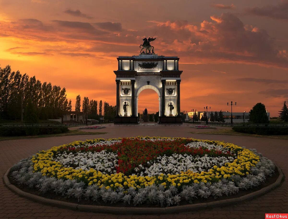 Город м курск. Мемориальный комплекс триумфальная арка курск. триумфальная арка курск. город курск триумфальная арка. мемориал победы курск.